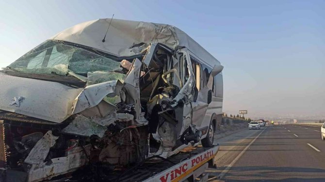 Başkent’te İki Servis Aracı Çarpıştı: 2’si Ağır 25 Yaralı