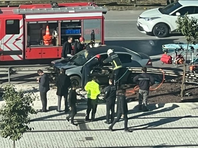 Demir Bariyer Otomobile Ok Gibi Saplandı, Sıkışan Sürücü İtfaiye Ekiplerince Kurtarıldı