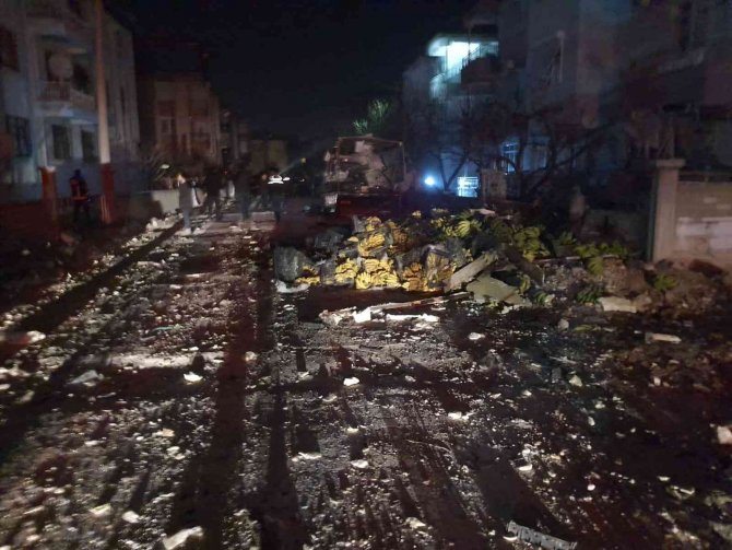 Antalya’da Muz Yüklü Kamyonette Sıkışan Gaz Patladı