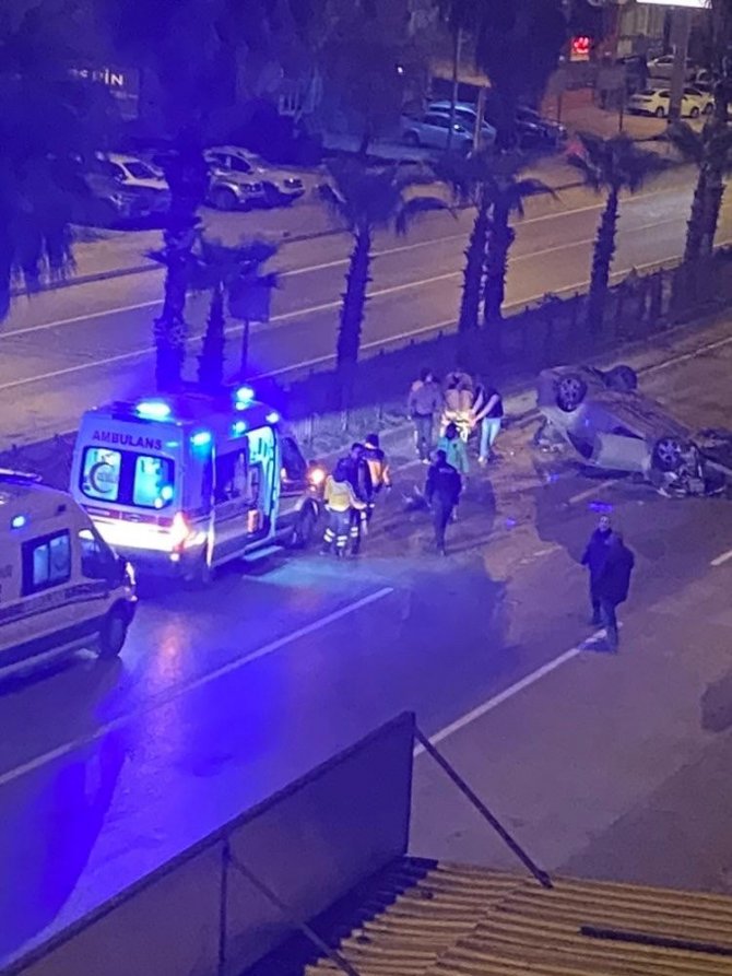 Seyir Halindeki Otomobil Tel Çitlere Çarparak Takla Attı : 2 Yaralı