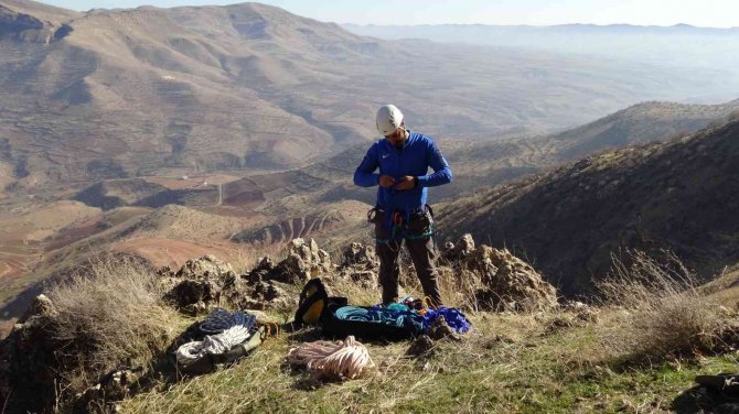 Öğretmen, Kayalıkta Mahsur Kalan Keçiyi Kurtardı