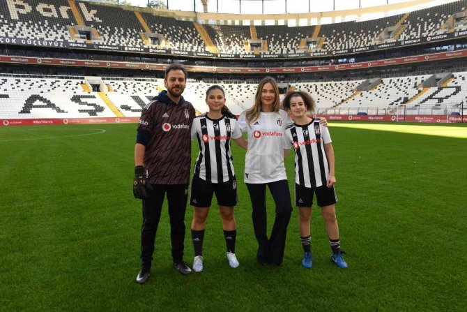 Vodafone’un Desteklediği Kız Futbolcular, Ünlü İsimlerle Penaltı Atışı Yaptı