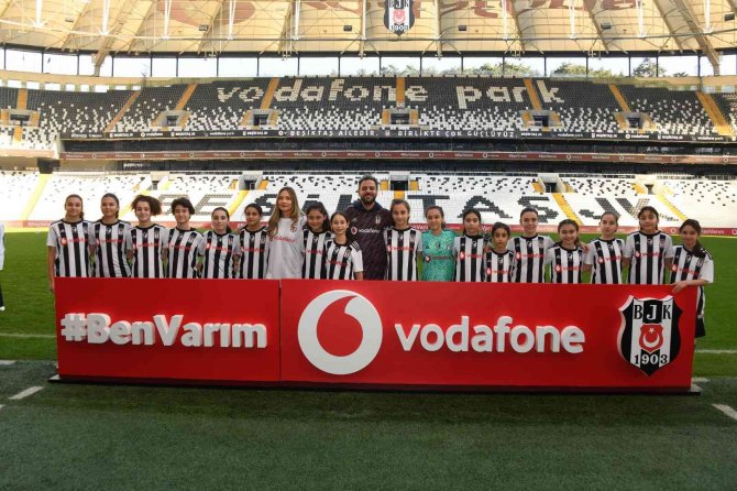 Vodafone’un Desteklediği Kız Futbolcular, Ünlü İsimlerle Penaltı Atışı Yaptı