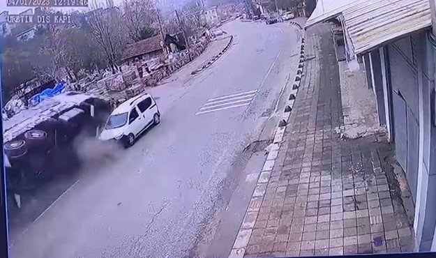 Beykoz’da Duvara Çarpan Kamyon Metrelerce Sürüklendi: 2 Ağır Yaralı