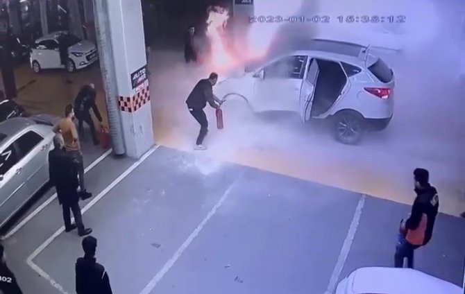 Ekspere Getirilen Araç Motoru Patlayınca Yangın Tüpü İle Müdahale Eden Vatandaş O Anları Anlattı