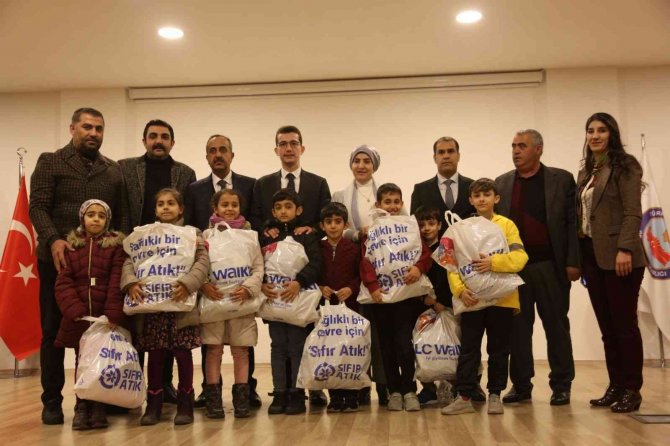 Bingöl’de Bin 300 Öğrenciye Giyim Yardımı