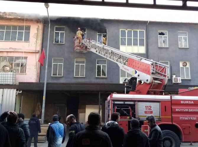 Bursa’da Mobilya İmalathanesinde Yangın