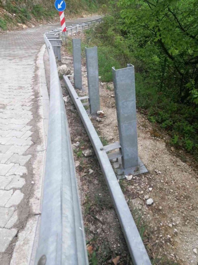 Yok Artık...uçurumun Kenarındaki Demir Bariyerleri Çaldılar
