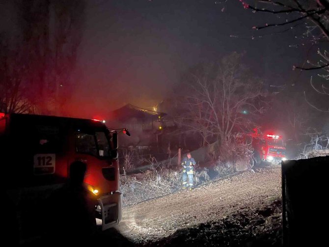Alevlere Teslim Olan Ev Ve Kümes Küle Döndü, 45 Küçükbaş Hayvan Telef Oldu