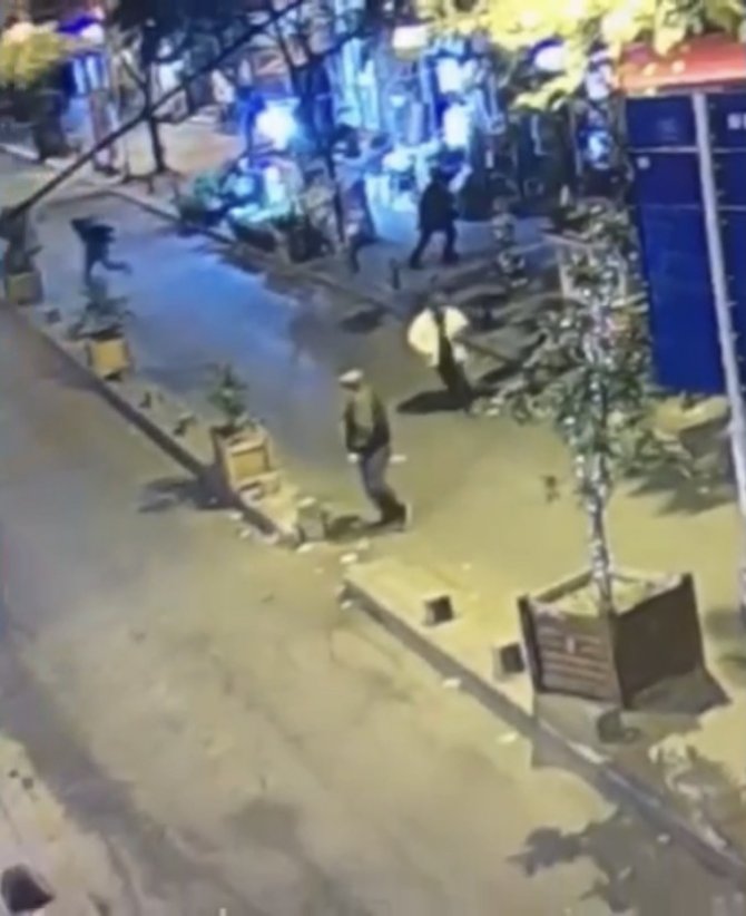 Cihangir’de Suikast Silahıyla Silahlı Saldırı Kamerada: Oğlunu Vurduran Adamı Vurdu