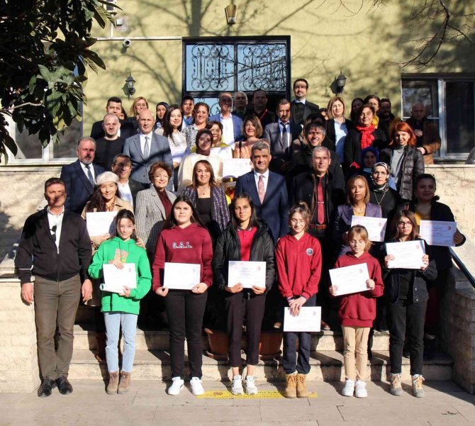 Veremi En İyi Çizen Ve Yazıya Döken Öğrenciler Ödüllerini Aldı