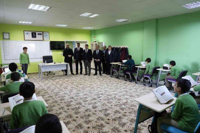 İ̇lçe Protokolünden Numan Cebeci Ortaokulu Öğrencilerine Motivasyon Ziyareti
