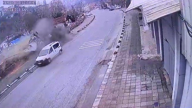 Beykoz’da Duvara Çarpan Kamyon Metrelerce Sürüklendi: 2 Ağır Yaralı