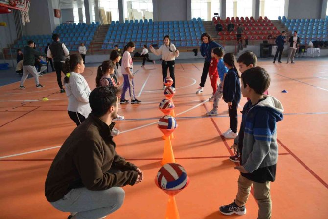 İ̇lkokul Öğrencileriyle Oynadılar