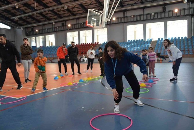 İ̇lkokul Öğrencileriyle Oynadılar