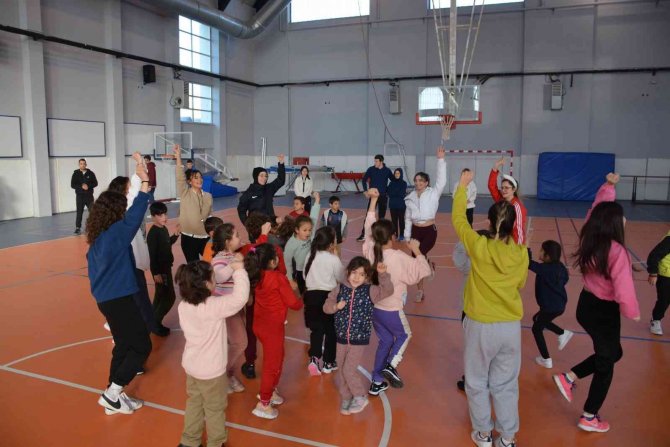 İ̇lkokul Öğrencileriyle Oynadılar