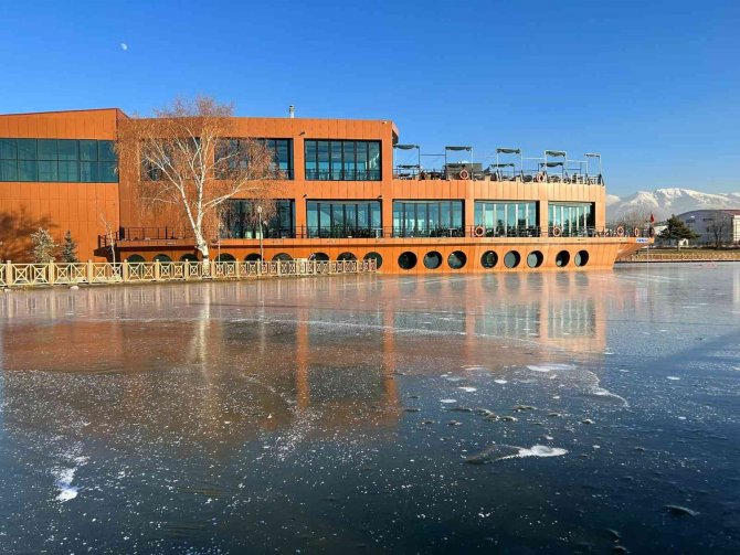 Erzurum’da Bir Göl, Soğuk Havanın Etkisiyle Donarak Buz Tuttu