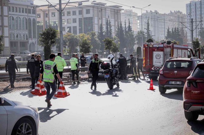Demir Bariyer Otomobile Ok Gibi Saplandı, Sıkışan Sürücü İtfaiye Ekiplerince Kurtarıldı