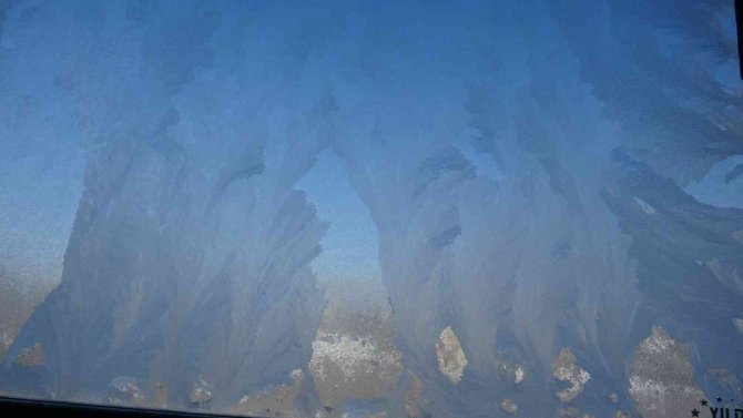 Eksi 19,3’ü Gören Göle’de Kura Nehri Dondu