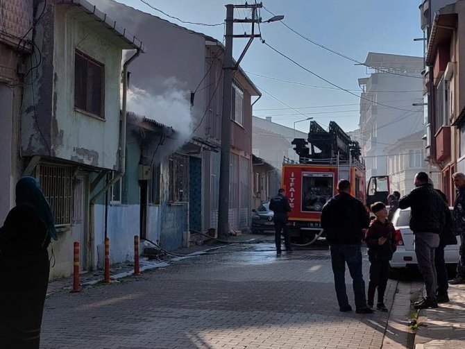 Gönen’de Yangında Yanan Ev Kullanılamaz Hale Geldi