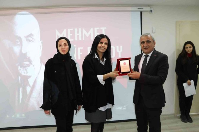 Hakkâri’nin Genç Kalemleri Akif’i Yazdı