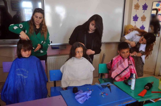 Kadın Kuaförler Öğrencileri Tıraş Edip Kişisel Bakımlarını Yaptı