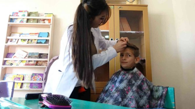 Kadın Kuaförler Öğrencileri Tıraş Edip Kişisel Bakımlarını Yaptı