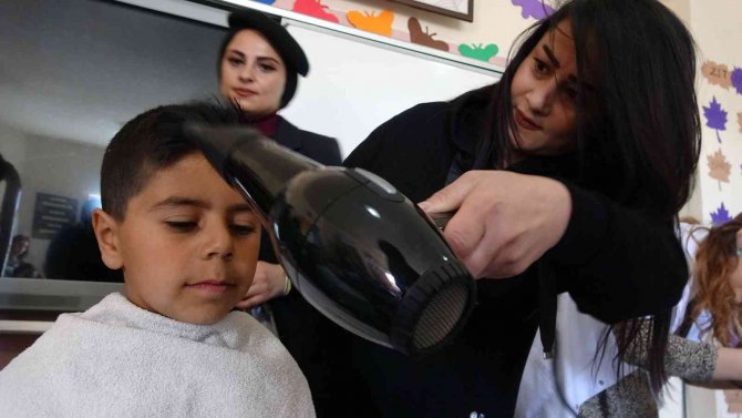 Kadın Kuaförler Öğrencileri Tıraş Edip Kişisel Bakımlarını Yaptı