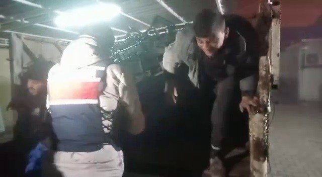 Kasaların Arasından Çıktılar: Hatay’da 23 Göçmen Ve Kaçakçı Yakalandı