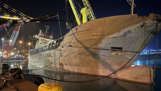 İ̇skenderun Limanı’nda Batan Gemi Yüzer Hale Getirildi