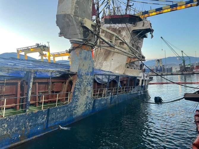 İ̇skenderun Limanı’nda Batan Gemi Yüzer Hale Getirildi