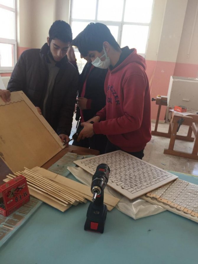 Öğrenciler Matematik Terimlerini Tasarlayarak Öğreniyor