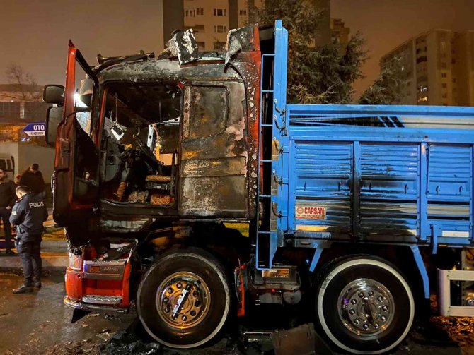 Kağıthane’de Kamyon Alev Alev Yandı