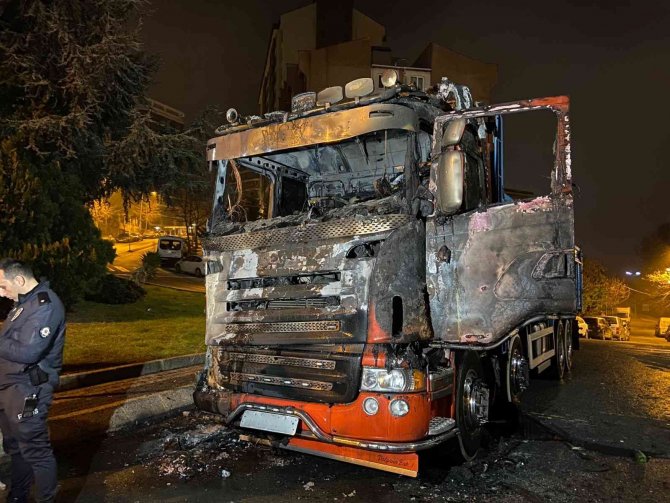 Kağıthane’de Kamyon Alev Alev Yandı