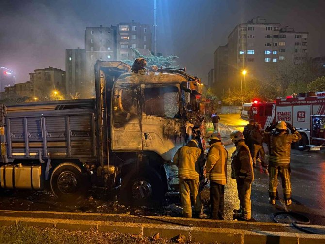 Kağıthane’de Kamyon Alev Alev Yandı