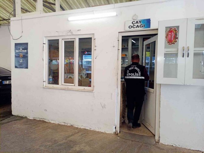 Çay Evinde Para Bulamayan Hırsızlar Çikolata Ve Gazoz Çaldı