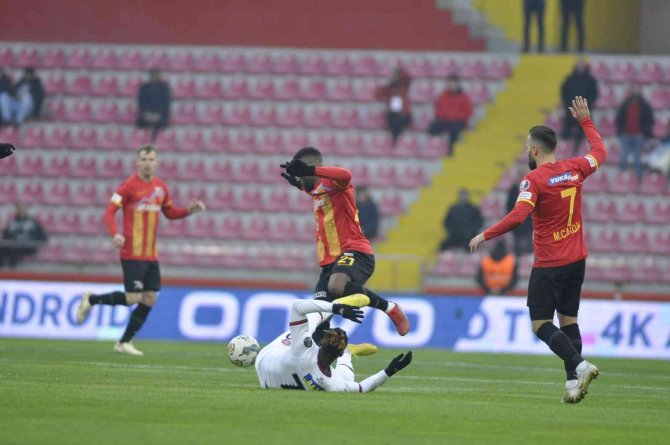 Spor Toto Süper Lig: Kayserispor: 0 - Fatih Karagümrük: 2 (İ̇lk Yarı)