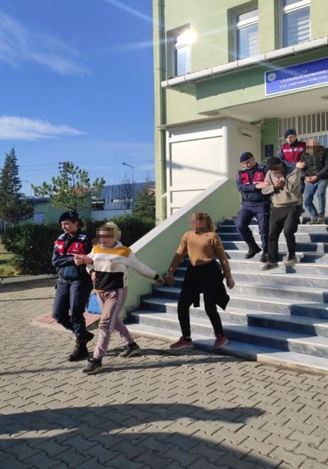 Hızlı Tren Hattından 3 Ton Demir Çaldığı İddia Edilen Şüpheliler Yakalandı