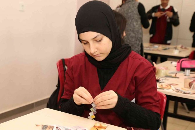 Atık Kağıtlar Maharetli Ellerde Sanata Dönüştü