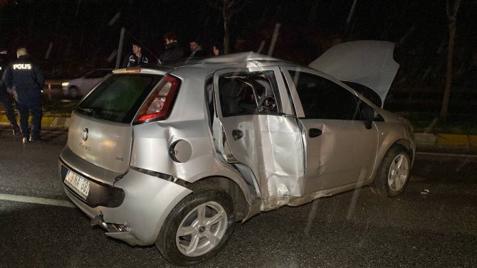 Kocaeli’de Otomobil Elektrik Direği Ve Ağaçları Devirdi: 2 Yaralı