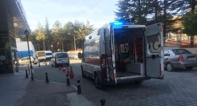 Sisli Havada Kontrolden Çıkan Kamyonet Şarampole Yuvarlandı: 3 Yaralı