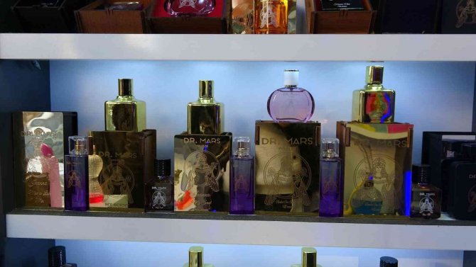 Ahşap Parfüm Kutularının Her Birine Farklı Hikayeler Yazıldı