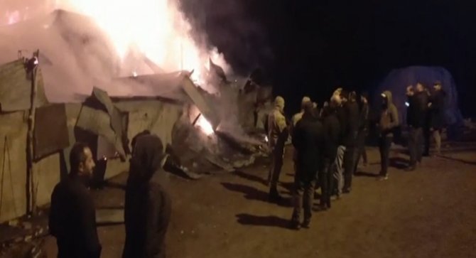 Mezrada Çıkan Yangında 2 Ev, Kiler Ve Merek Kül Oldu