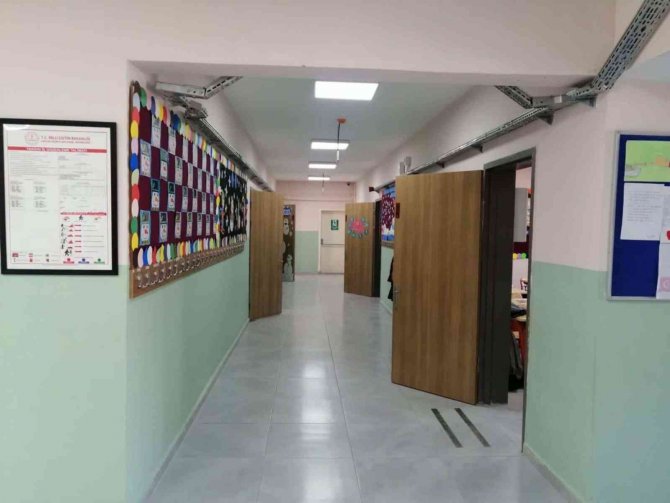 Menteşe Emirbeyazıt İ̇lkokulu Öğrencileri Yenilenen Okullarına Kavuştu