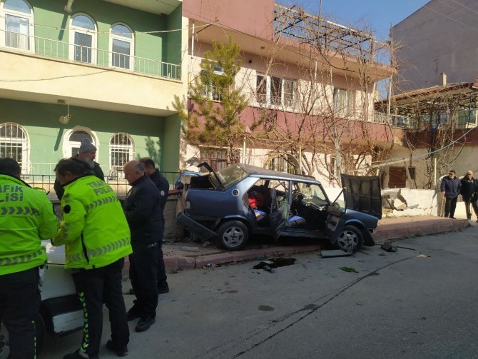 Polisten Kaçan Çocuklar Kaza Yaptı: 3 Yaralı