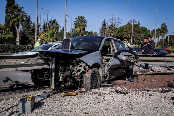 Demir Bariyer Otomobile Ok Gibi Saplandı, Sıkışan Sürücü İtfaiye Ekiplerince Kurtarıldı
