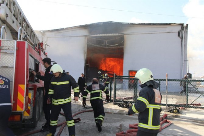 Osb’de Çıkan Yangına 17 İtfaiye Aracı İle 65 İtfaiye Personeli Müdahale Etti
