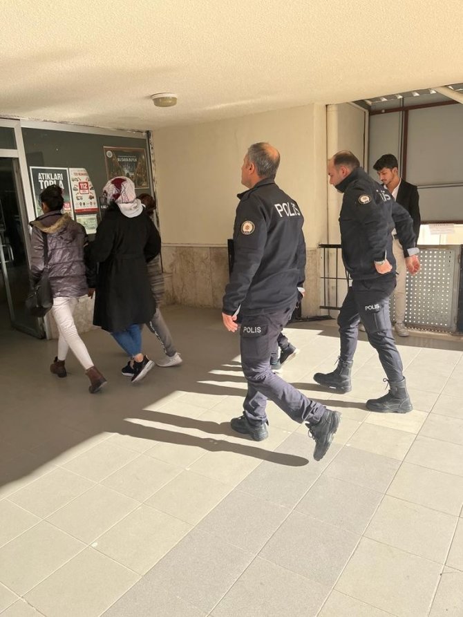 Osmaniye’de Evlerden Hırsızlık Yapan 3 Kadın Yakalandı