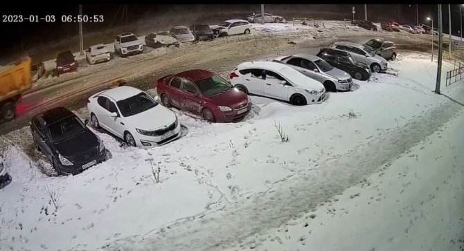 Kamyon Şoförü Uyuyakaldı, Park Halindeki Araçları Biçti
