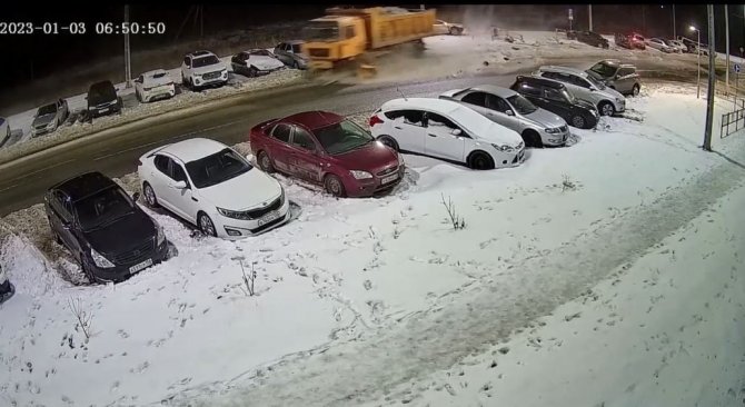Kamyon Şoförü Uyuyakaldı, Park Halindeki Araçları Biçti